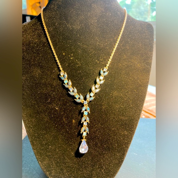 Vintage Avon Necklace - Picture 1 of 5